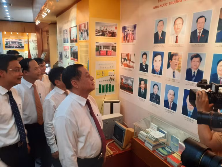 Đồng chí Nguyễn Trọng Nghĩa và các đại biểu thăm Nhà truyền thống của Học viện Báo chí và Tuyên truyền. (Ảnh: Hoàng Lâm)