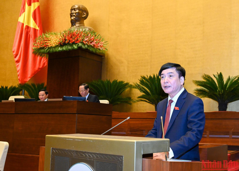 Tổng Thư ký Quốc hội, Chủ nhiệm Văn phòng Quốc hội Bùi Văn Cường trình bày Báo cáo giải trình, tiếp thu, chỉnh lý dự thảo Nghị quyết. (Ảnh: DUY LINH)