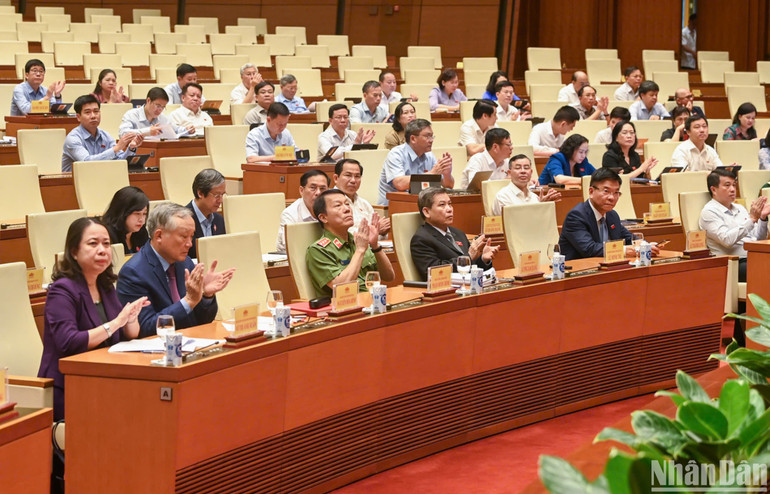 Các đại biểu dự phiên chất vấn sáng 21/8. (Ảnh: DUY LINH)