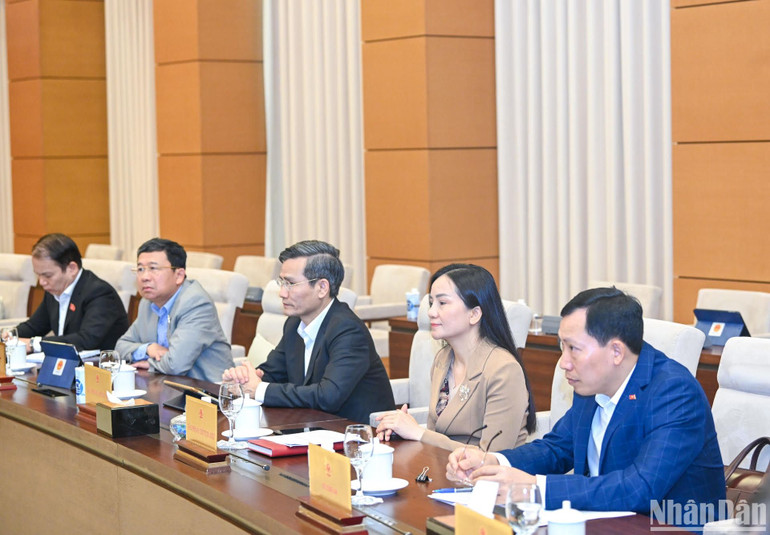 Các Ủy viên Ủy ban Thường vụ Quốc hội dự phiên họp. (Ảnh: DUY LINH)