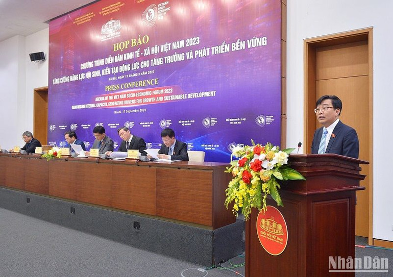 Phó Chủ nhiệm Ủy ban Kinh tế Nguyễn Minh Sơn thông tin về chương trình Diễn đàn Kinh tế-Xã hội Việt Nam 2023. (Ảnh: DUY LINH)