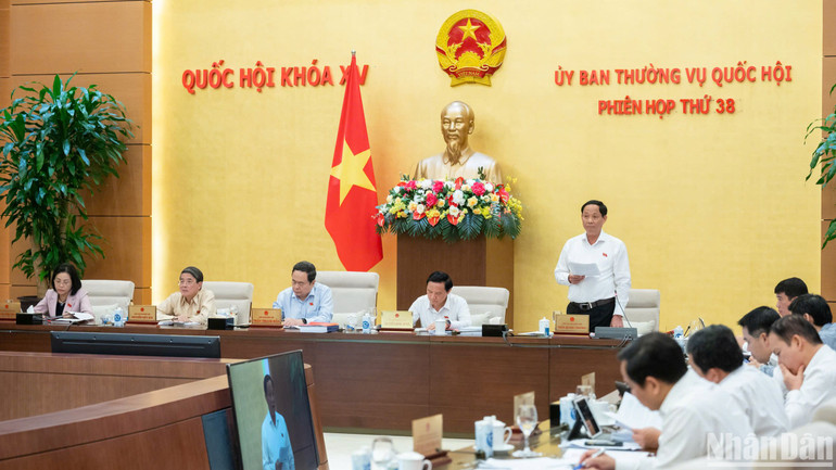 Phó Chủ tịch Quốc hội Trần Quang Phương điều hành nội dung phiên họp. (Ảnh: DUY LINH)