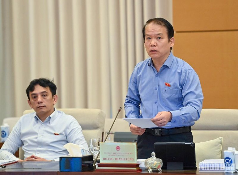 Chủ nhiệm Ủy ban Pháp luật Hoàng Thanh Tùng trình bày báo cáo của Đoàn giám sát. (Ảnh: DUY LINH)