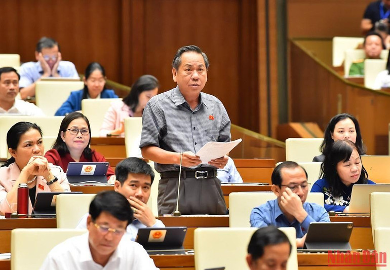 Đại biểu Trần Văn Sáu (Đồng Tháp) đặt vấn đề chất vấn tại phiên họp. Ảnh: THỦY NGUYÊN