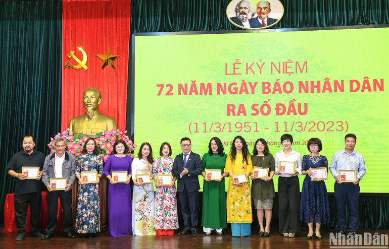 Tổng Biên tập Báo Nhân Dân Lê Quốc Minh trao Kỷ niệm chương "Vì sự nghiệp Báo Nhân Dân" tại Lễ kỷ niệm. (Ảnh: THÀNH ĐẠT)