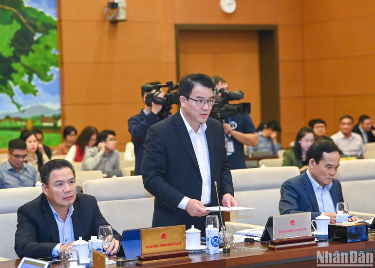 Thứ trưởng Kế hoạch và Đầu tư Trần Quốc Phương trình bày Tờ trình về dự thảo Nghị quyết. (Ảnh: DUY LINH) Thứ trưởng Kế hoạch và Đầu tư Trần Quốc Phương trình bày Tờ trình về dự thảo Nghị quyết. (Ảnh: DUY LINH)