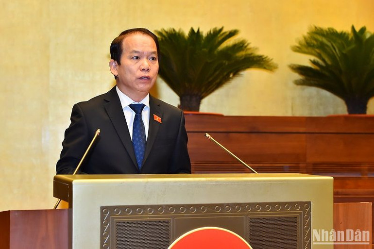 Chủ nhiệm Ủy ban Pháp luật của Quốc hội Hoàng Thanh Tùng trình bày báo cáo giải trình, tiếp thu, chỉnh lý dự thảo Nghị quyết. (Ảnh: THỦY NGUYÊN)