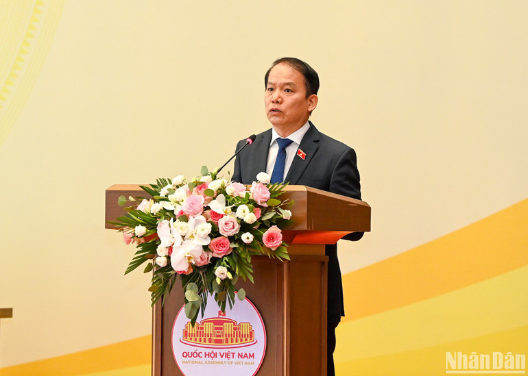 Chủ nhiệm Ủy ban Pháp luật Hoàng Thanh Tùng báo cáo một số vấn đề lớn còn có ý kiến khác nhau trong quá trình tiếp thu, chỉnh lý dự thảo Luật Thủ đô (sửa đổi). (Ảnh: DUY LINH)