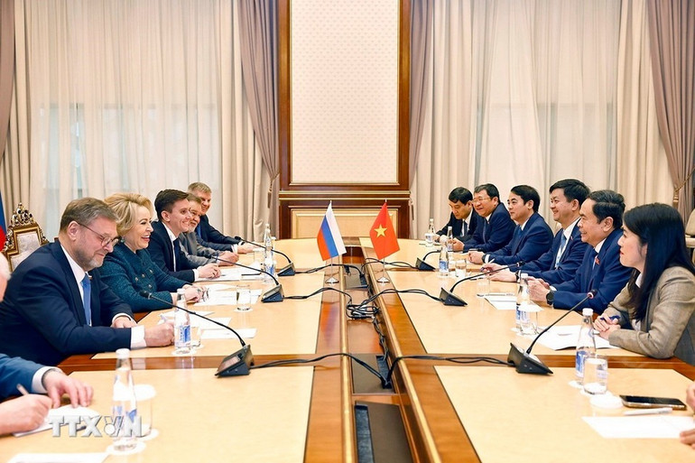 Chủ tịch Quốc hội Trần Thanh Mẫn gặp Chủ tịch Hội đồng Liên bang Nga Valentina Matvienko. (Ảnh: TTXVN)