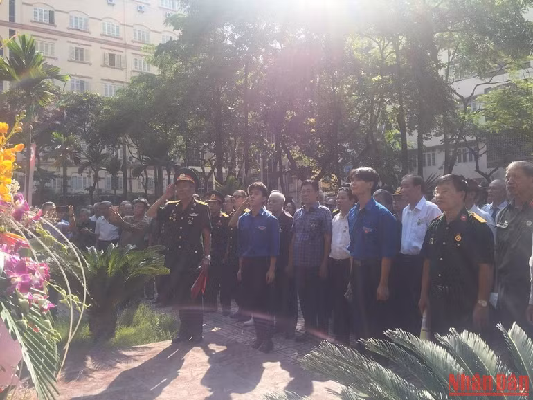 Các cựu sinh viên-chiến sĩ dâng hoa tại Đài kỷ niệm.