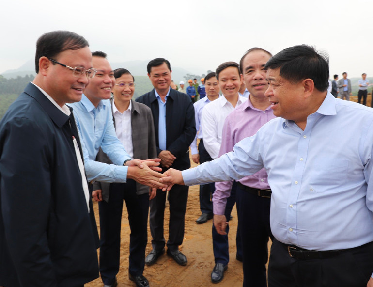 Bộ trưởng Nguyễn Chí Dũng hoan nghênh các nhà thầu tăng cường nhân lực, máy móc để thi công xuyên Tết theo đúng tinh thần chỉ đạo của Thủ tướng Chính phủ.