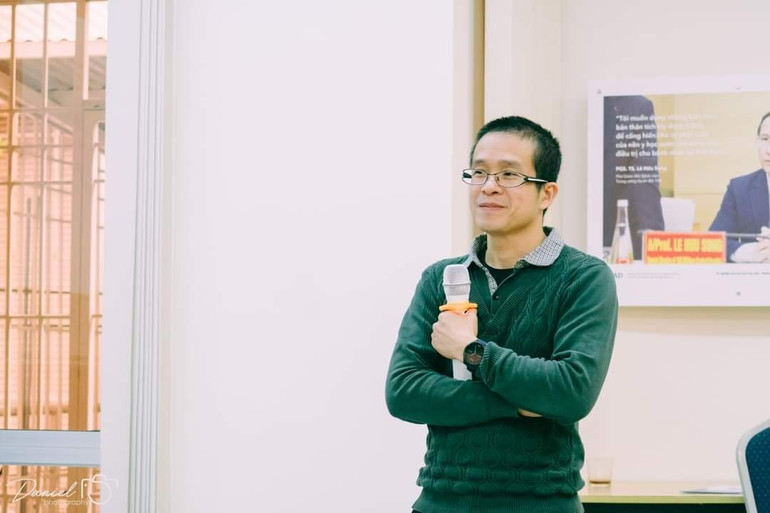 PGS, TS Nguyễn Đức Minh, Trưởng khoa Điện tử phụ trách phòng thí nghiệm Thiết kế vi mạch của Đại học Bách Khoa Hà Nội.