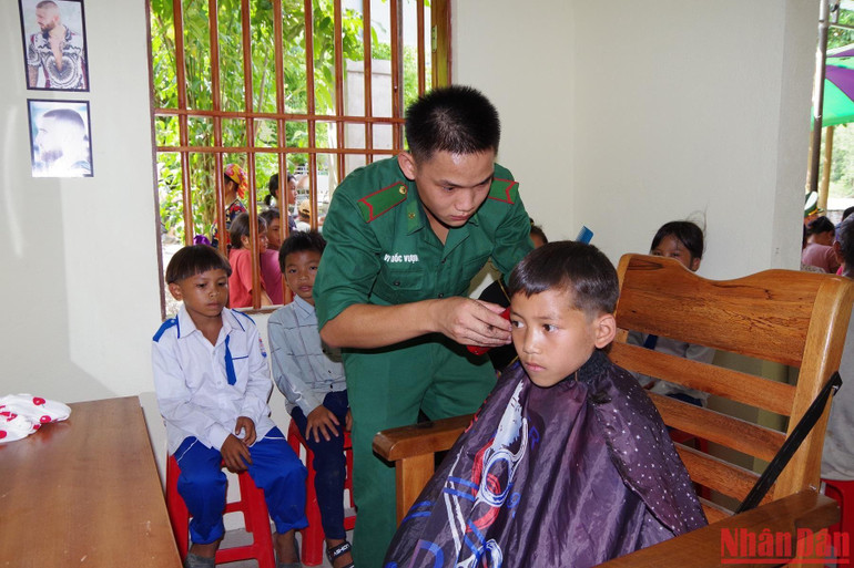 Đến tổ hợp nhà thiện nguyện, các em được cắt tóc miễn phí. Đến tổ hợp nhà thiện nguyện, các em được cắt tóc miễn phí.