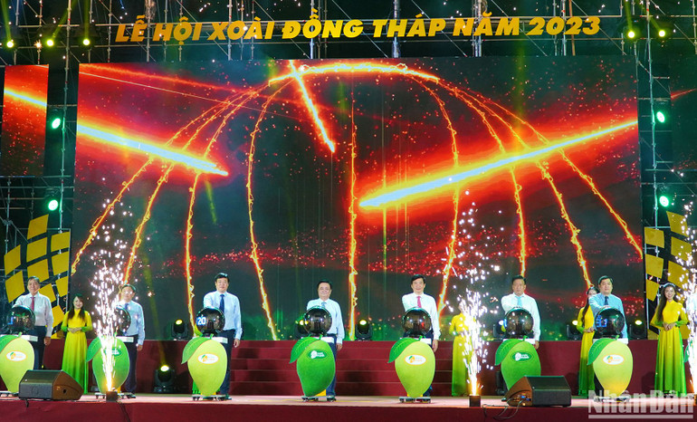 Đại biểu thực hiện nghi thức khai mạc Lễ hội xoài.