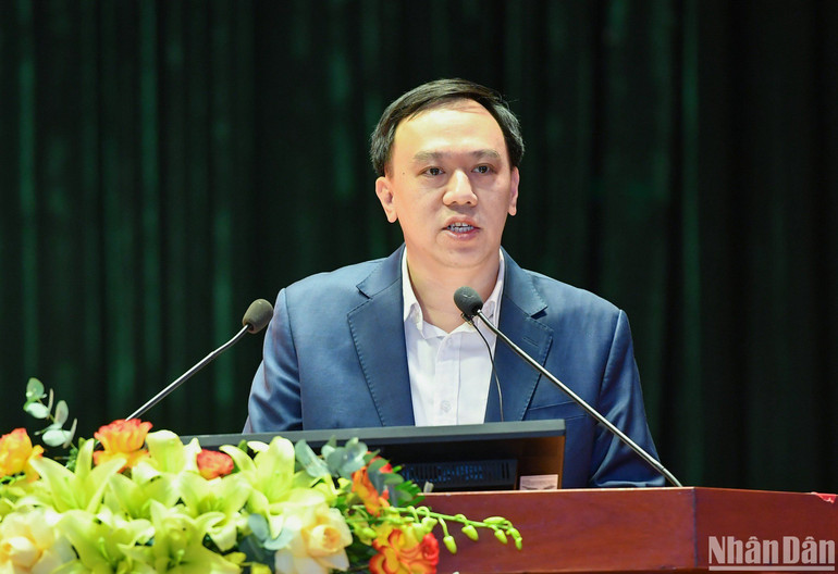 Đồng chí Ngô Việt Anh, Phó Trưởng Ban Nhân Dân điện tử, Báo Nhân Dân trình bày tham luận với chủ đề "Ứng dụng khoa học công nghệ và đổi mới sáng tạo để nâng cao hiệu quả tuyên truyền về xây dựng Đảng". (Ảnh: THÀNH ĐẠT)