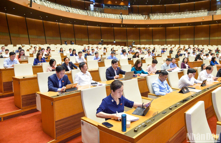 Các đại biểu Quốc hội chuyên trách dự phiên thảo luận về dự án Luật Giá (sửa đổi) sáng 6/4. (Ảnh: DUY LINH)