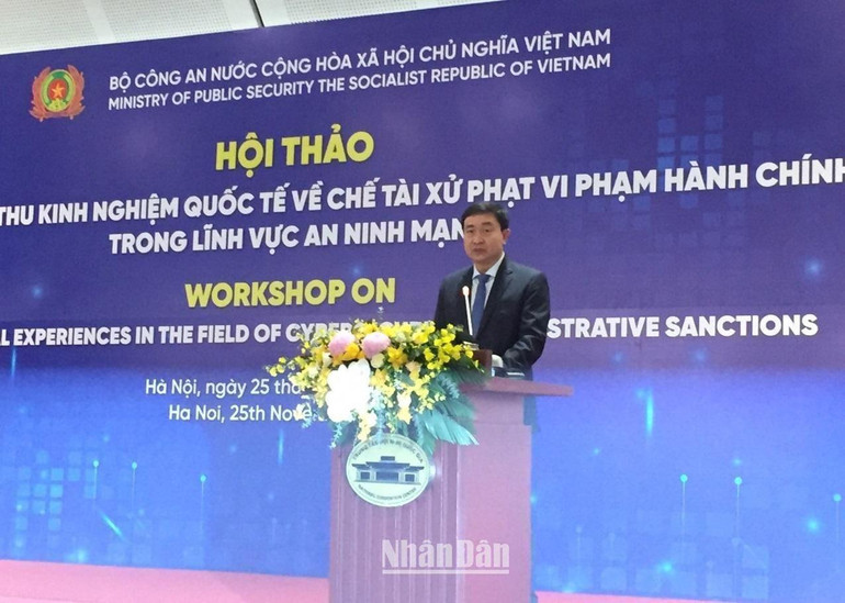 Trung tướng Nguyễn Minh Chính, Cục trưởng Cục An ninh mạng và phòng, chống tội phạm sử dụng công nghệ cao, Bộ Công an, phát biểu khai mạc Hội thảo. (Ảnh: VĂN TOẢN)