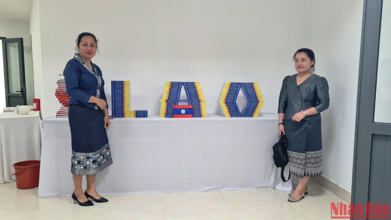 Cán bộ Nhà xuất bản và Phát hành sách quốc gia Lào giới thiệu một số cuốn sách mới xuất bản.