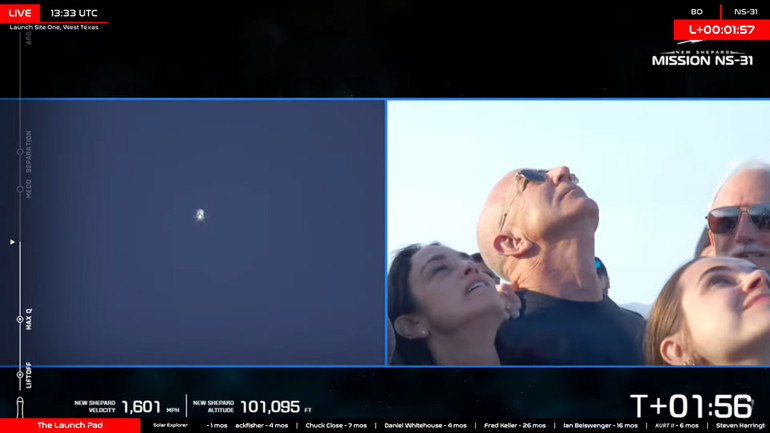 Tàu New Shepard bay vào không gian trong sự dõi theo của nhiều người có mặt tại địa điểm phóng.