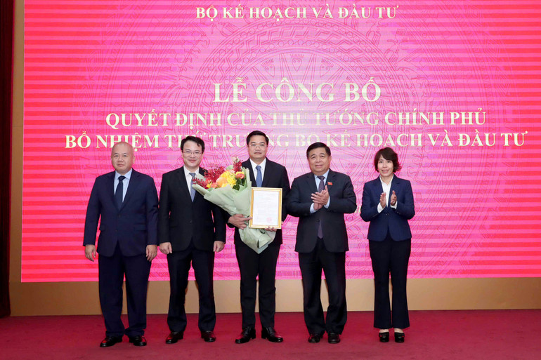 Hiện lãnh đạo Bộ Kế hoạch và Đầu tư gồm Bộ trưởng Nguyễn Chí Dũng và 4 Thứ trưởng: Trần Quốc Phương, Nguyễn Thị Bích Ngọc, Đỗ Thành Trung và Nguyễn Đức Tâm. Hiện lãnh đạo Bộ Kế hoạch và Đầu tư gồm Bộ trưởng Nguyễn Chí Dũng và 4 Thứ trưởng: Trần Quốc Phương, Nguyễn Thị Bích Ngọc, Đỗ Thành Trung và Nguyễn Đức Tâm.