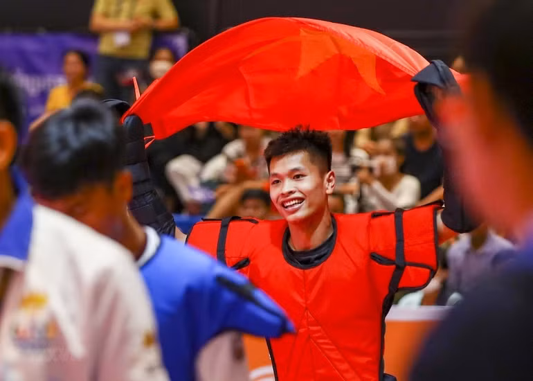 Bùi Đình Quyết giành Huy chương Vàng môn Arnis (võ gậy) ở hạng cân 60,1-65kg. (Ảnh: TTXVN)