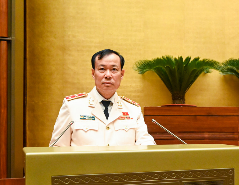 Chủ nhiệm Ủy ban Quốc phòng và An ninh Lê Tấn Tới trình bày báo cáo giải trình, tiếp thu, chỉnh lý dự thảo Luật Dữ liệu trước khi Quốc hội bấm nút thông qua. (Ảnh: DUY LINH) Chủ nhiệm Ủy ban Quốc phòng và An ninh Lê Tấn Tới trình bày báo cáo giải trình, tiếp thu, chỉnh lý dự thảo Luật Dữ liệu trước khi Quốc hội bấm nút thông qua. (Ảnh: DUY LINH)