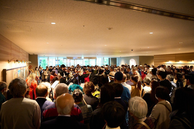 Đông đảo khán giả Nhật Bản và Việt Nam đến Hội trường thành phố để nghe các nghệ sĩ hai nước trình diễn. (Ảnh: TTXVN)
