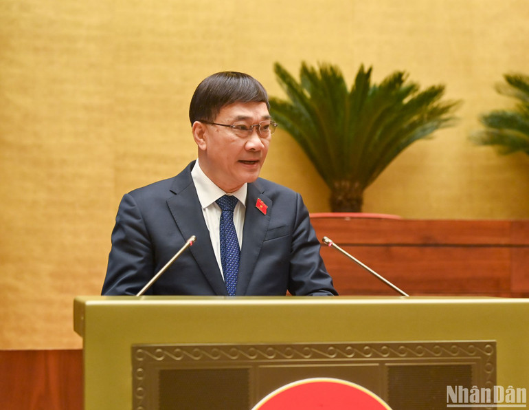 Chủ nhiệm Ủy ban Kinh tế Vũ Hồng Thanh trình bày báo cáo thẩm tra. (Ảnh: DUY LINH)