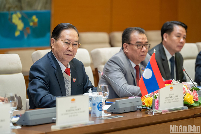 Phó Chủ tịch Quốc hội Lào Chaleun Yiapaoher cùng các thành viên Đoàn công tác. (Ảnh: DUY LINH)