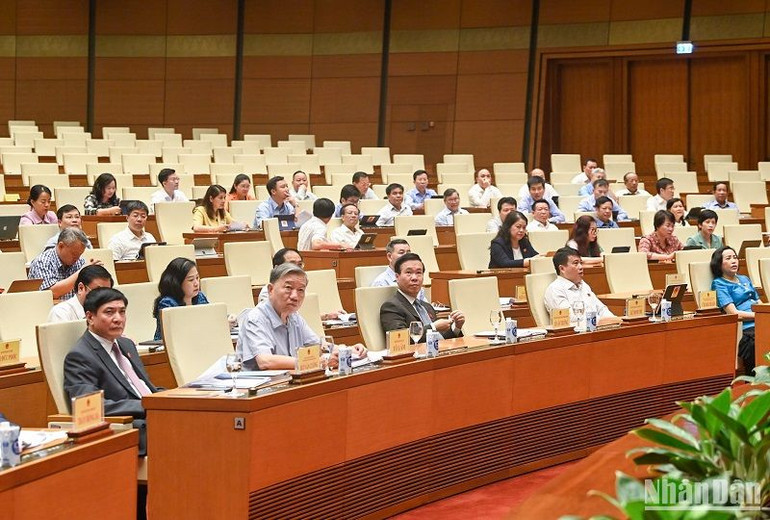 Các đồng chí lãnh đạo Đảng, Nhà nước và các đại biểu tham dự phiên chất vấn. (Ảnh: DUY LINH)