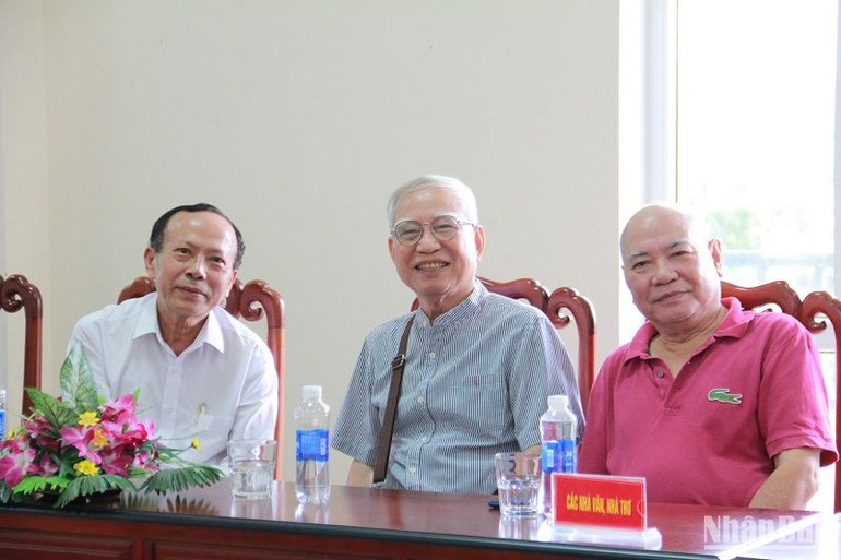 Các nhà văn Hoàng Dự, Hà Phạm Phú, Châu La Việt (từ trái qua phải) tại lễ khai mạc Trại.