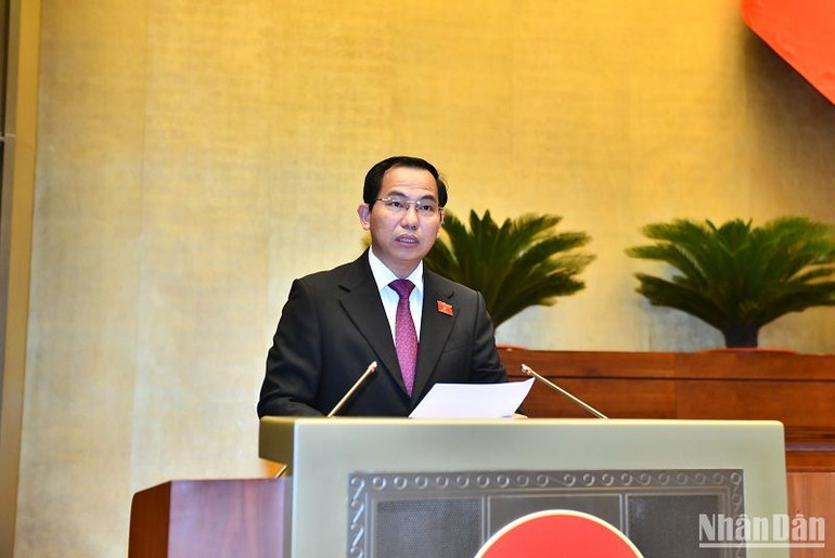 Chủ nhiệm Ủy ban Tài chính, Ngân sách của Quốc hội Lê Quang Mạnh trình bày báo cáo tiếp thu, giải trình, chỉnh lý dự thảo Luật. (Ảnh: ĐĂNG KHOA)