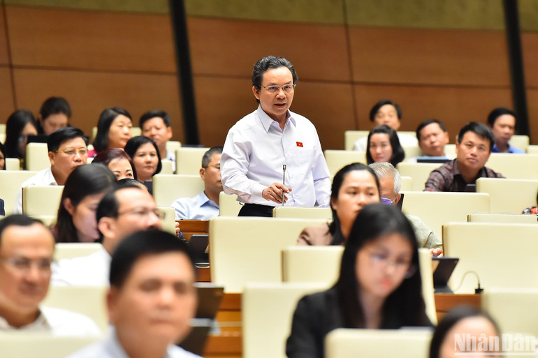 Đại biểu Hoàng Văn Cường (Đoàn Hà Nội) phát biểu ý kiến tranh luận. (Ảnh: THỦY NGUYÊN)