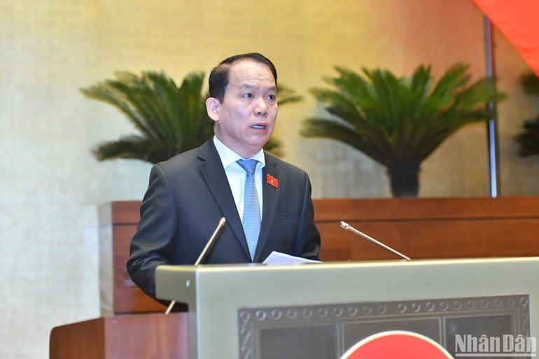 Chủ nhiệm Ủy ban Pháp luật của Quốc hội Hoàng Thanh Tùng trình bày báo cáo thẩm tra về dự án Luật Công chứng (sửa đổi). (Ảnh: ĐĂNG KHOA)