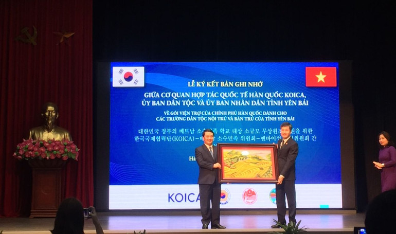 Đại diện lãnh đạo tỉnh Yên Bái trao quà lưu niệm cho Ủy ban Dân tộc. (Ảnh: VĂN TOẢN)