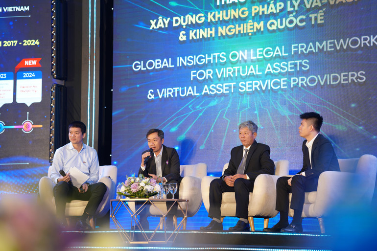 Các diễn giả chia sẻ tại tọa đàm.