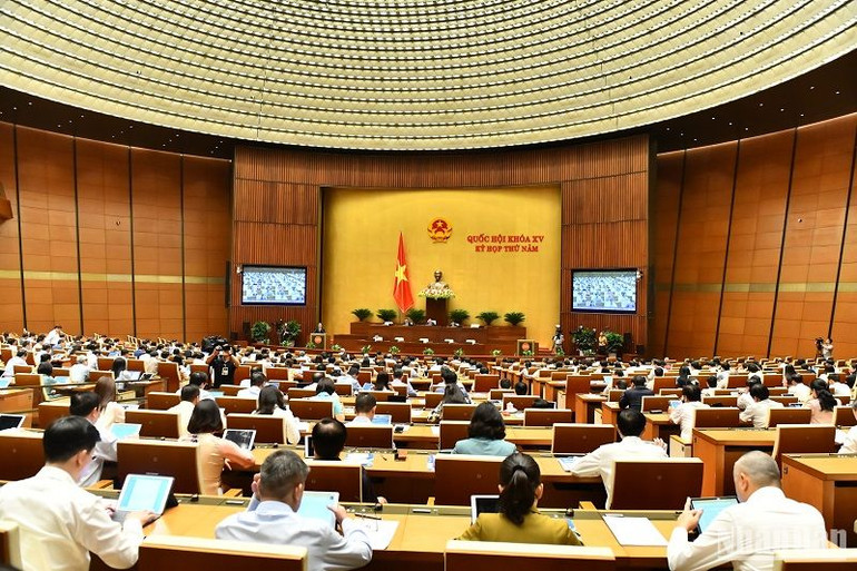 Quang cảnh phiên họp cho ý kiến về dự kiến Chương trình xây dựng luật, pháp lệnh năm 2024 sáng 23/5. (Ảnh: ĐĂNG KHOA)