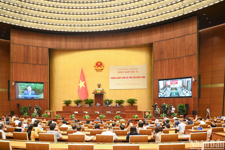 Quang cảnh phiên chất vấn sáng 22/8. (Ảnh: DUY LINH) Quang cảnh phiên chất vấn sáng 22/8. (Ảnh: DUY LINH)