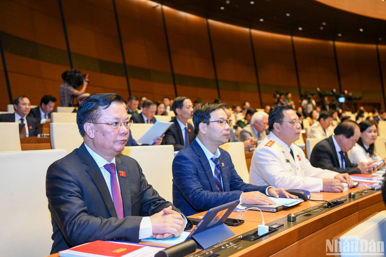 Đại biểu Quốc hội đoàn Hà Nội dự phiên họp ở hội trường sáng 23/10. (Ảnh: DUY LINH)