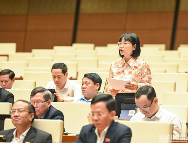 Đại biểu Nguyễn Thị Việt Nga góp ý kiến vào Dự thảo Luật. (Ảnh: DUY LINH)