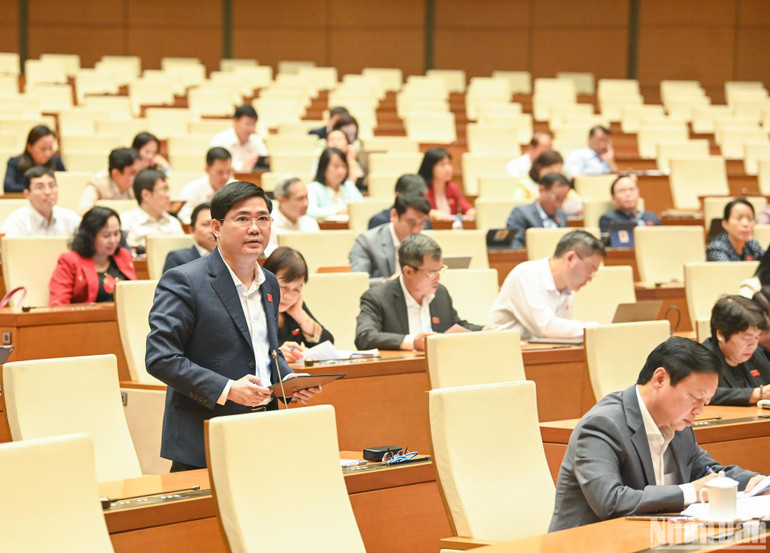 Đại biểu Nguyễn Tuấn Anh góp ý kiến vào Dự thảo Luật Đất đai (sửa đổi). (Ảnh: DUY LINH)