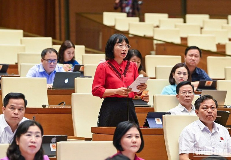Đại biểu Nguyễn Thị Việt Nga ủng hộ phương án đổi tên luật thành Luật Căn cước. (Ảnh: DUY LINH)