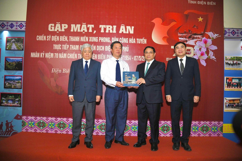 Tại buổi gặp mặt, tri ân chiến sĩ Điện Biên, tại TP Điện Biên Phủ, PGS, TS Vũ Trọng Lâm, Giám đốc-Tổng Biên tập Nhà xuất bản Chính trị quốc gia Sự thật trao tặng Thủ tướng Chính phủ Phạm Minh Chính bộ sách "Võ Nguyên Giáp - Vị tướng của nhân dân". Tại buổi gặp mặt, tri ân chiến sĩ Điện Biên, tại TP Điện Biên Phủ, PGS, TS Vũ Trọng Lâm, Giám đốc-Tổng Biên tập Nhà xuất bản Chính trị quốc gia Sự thật trao tặng Thủ tướng Chính phủ Phạm Minh Chính bộ sách "Võ Nguyên Giáp - Vị tướng của nhân dân".