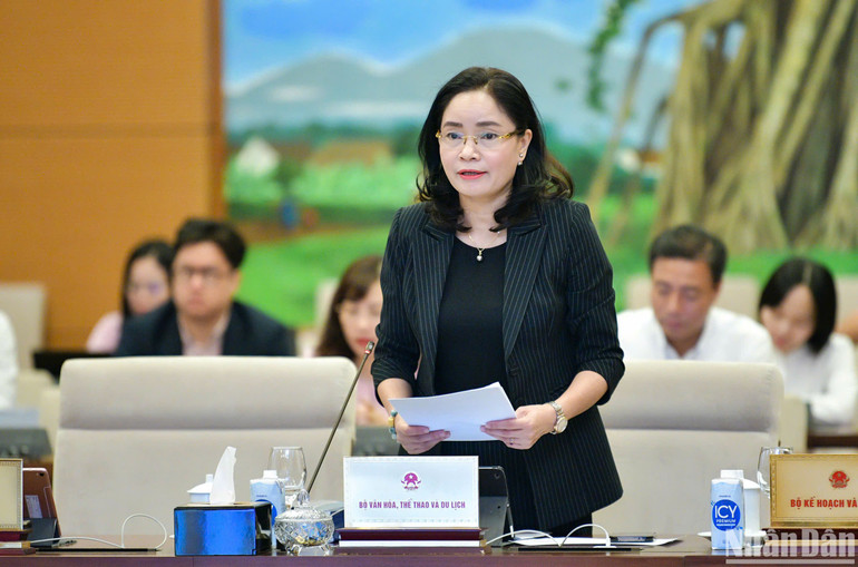 Thứ trưởng Văn hóa, Thể thao và Du lịch Trịnh Thị Thủy trình bày tóm tắt Tờ trình của Chính phủ. (Ảnh: DUY LINH)