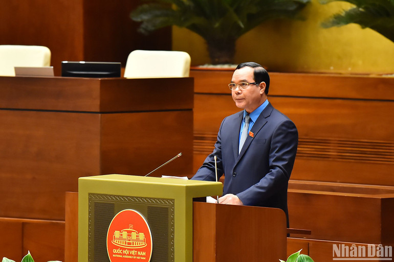 Chủ tịch Tổng Liên đoàn Lao động Việt Nam Nguyễn Đình Khang trình bày tờ trình về dự án Luật Công đoàn (sửa đổi). (Ảnh: THỦY NGUYÊN)