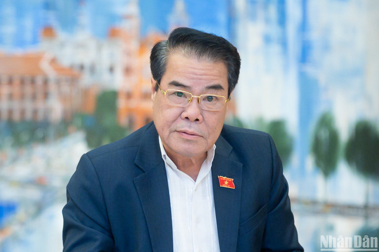 Trưởng Ban Dân nguyện Dương Thanh Bình trình bày báo cáo công tác dân nguyện của Quốc hội tại phiên họp chiều 15/3. (Ảnh: DUY LINH) Trưởng Ban Dân nguyện Dương Thanh Bình trình bày báo cáo công tác dân nguyện của Quốc hội tại phiên họp chiều 15/3. (Ảnh: DUY LINH)