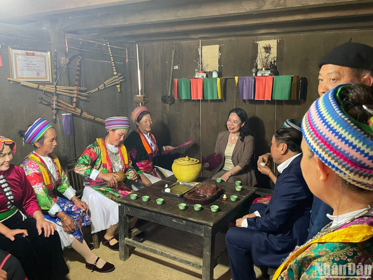 Quyền Chủ tịch nước Võ Thị Ánh Xuân trò chuyện, thăm hỏi bà con dân tộc Mông tại Làng Văn hoá-Du lịch các dân tộc Việt Nam. (Ảnh: NGỌC LIÊN)