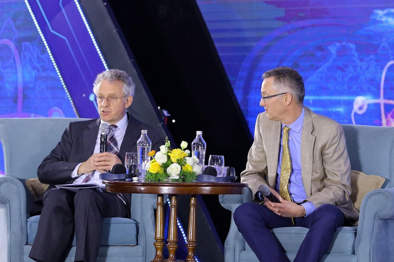 GS Sir Richard Henry Friend - Chủ tịch Hội đồng Giải thưởng VinFuture điều hành phiên tọa đàm.