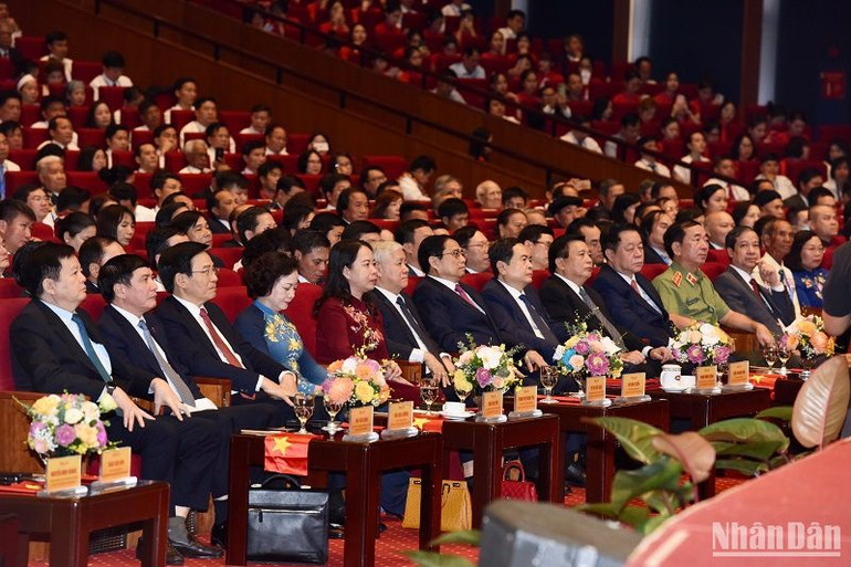 Các đồng chí lãnh đạo Đảng, Nhà nước dự hội nghị. (Ảnh: TRẦN HẢI) Các đồng chí lãnh đạo Đảng, Nhà nước dự hội nghị. (Ảnh: TRẦN HẢI)