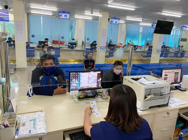 Người dân nộp hồ sơ tại Trung tâm Hành chính công tỉnh. Người dân nộp hồ sơ tại Trung tâm Hành chính công tỉnh.